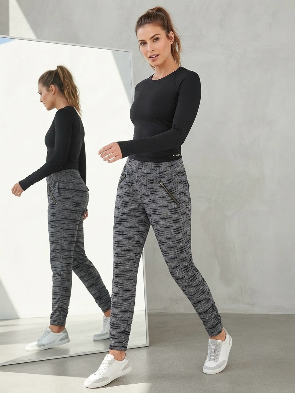 Athleta Women's Gray Black Wave Pattern Athletic Jogger Pants Size 10